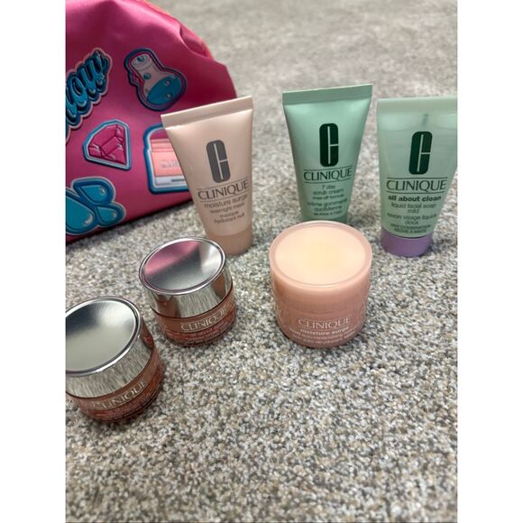 Clinique Travel Cosmetics bag with travel size skincare - Picture 2 of 5